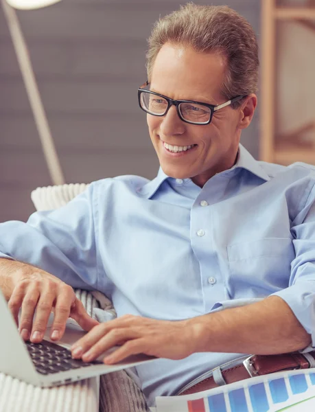 Çalışan orta yaşlı adam