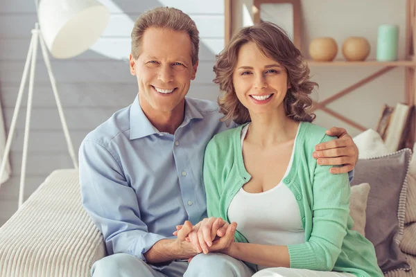 Hermosa pareja en casa — Foto de Stock