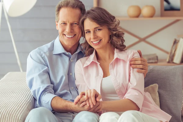 Hermosa pareja en casa — Foto de Stock