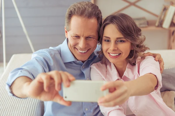 Hermosa pareja con gadget — Foto de Stock