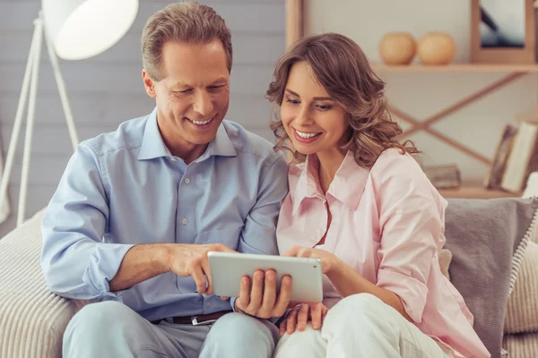 Beautiful couple with gadget — Stock Photo, Image