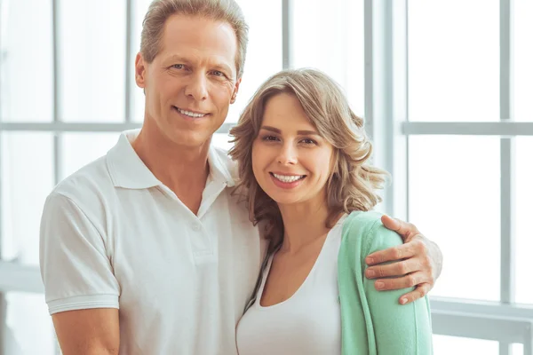 Feliz hermosa pareja — Foto de Stock