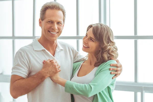 Feliz hermosa pareja — Foto de Stock