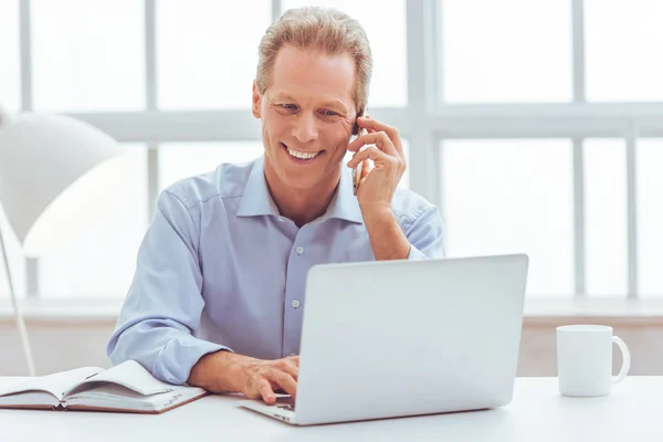 Guapo hombre de negocios de mediana edad — Foto de Stock