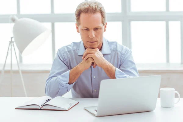 Guapo hombre de negocios de mediana edad — Foto de Stock