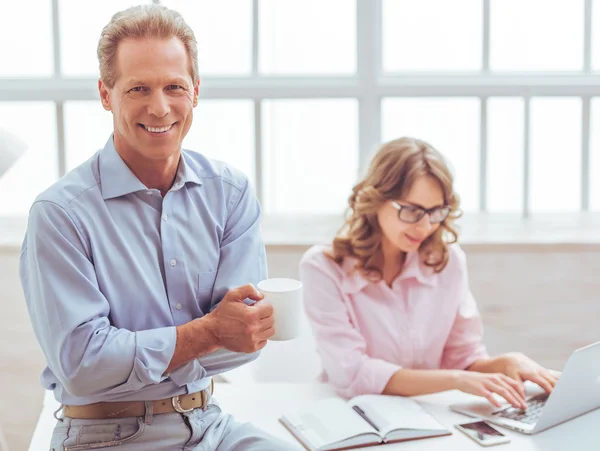 Aantrekkelijke zakenmensen — Stockfoto