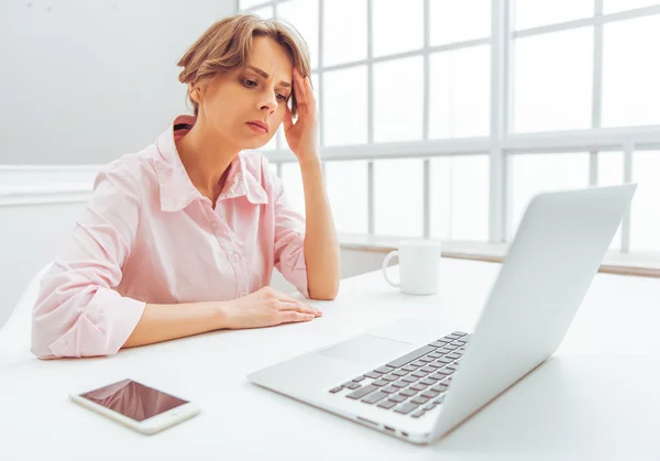 Mujer de negocios hermosa — Foto de Stock