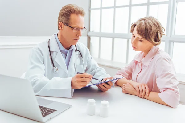 Mujer en el médico — Foto de Stock