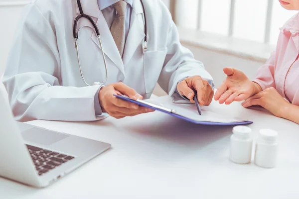 Vrouw bij de dokter — Stockfoto