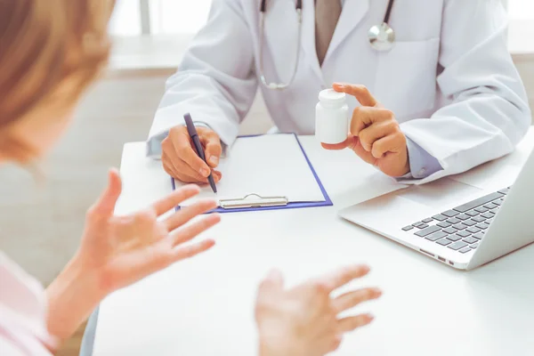 Vrouw bij de dokter — Stockfoto