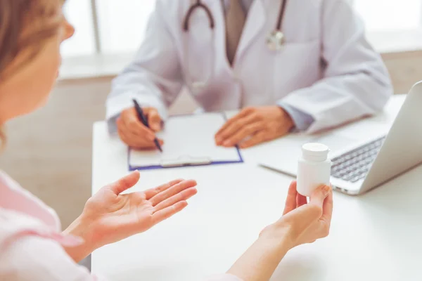 Mujer en el médico — Foto de Stock