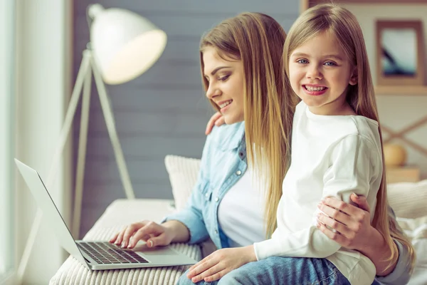 Mamá y su hija — Foto de Stock