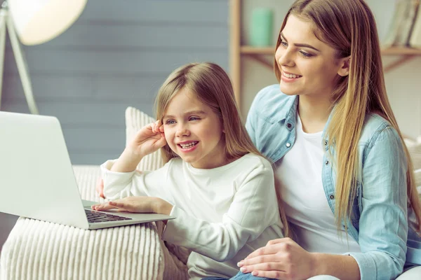 Mamá y su hija — Foto de Stock