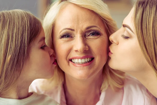 Abuela, mamá y su hija — Foto de Stock