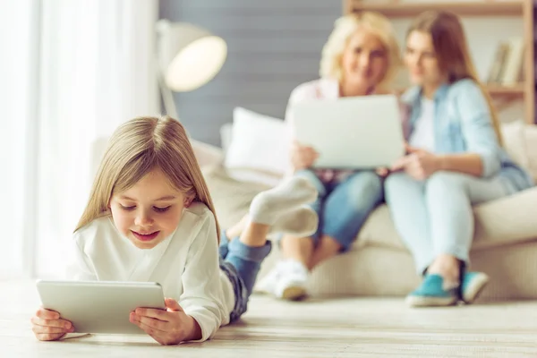 Abuela, mamá y su hija — Foto de Stock