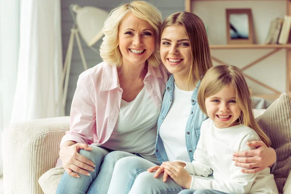 Abuela, mamá y su hija — Foto de Stock