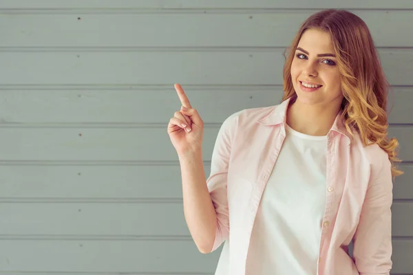 Schöne junge Frau — Stockfoto