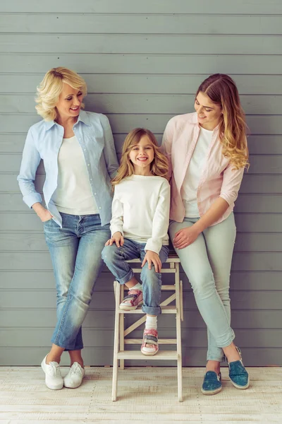 Abuela, mamá y su hija — Foto de Stock