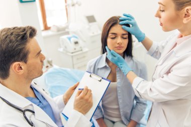 Plastik cerrah kadına