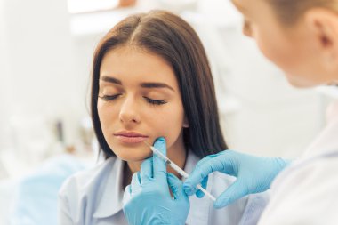 Plastik cerrah kadına