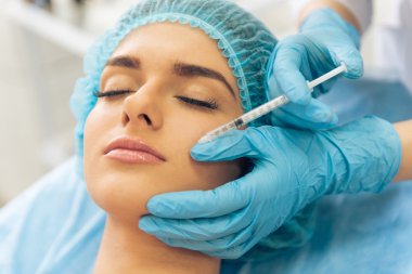 Plastik cerrah kadına