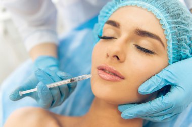 Plastik cerrah kadına