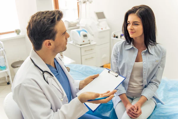 Femme chez le médecin — Photo