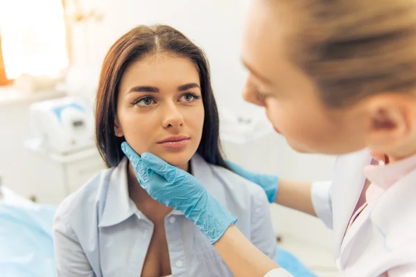 Frau beim plastischen Chirurgen — Stockfoto