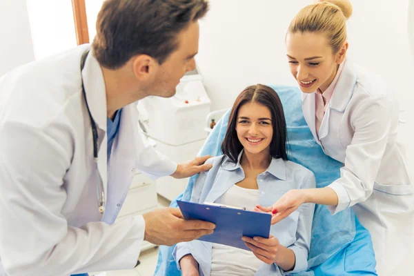 Femme chez le médecin — Photo