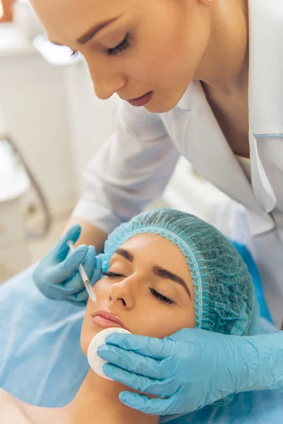 Woman at the plastic surgeon — Stock Photo, Image