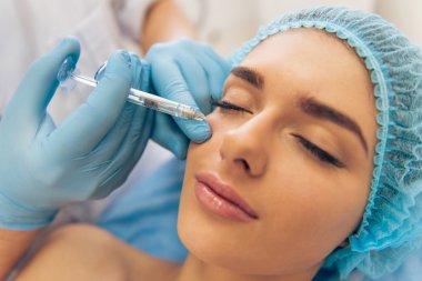 Plastik cerrah kadına