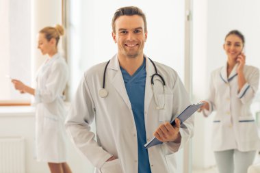 yakışıklı genç bir doktor
