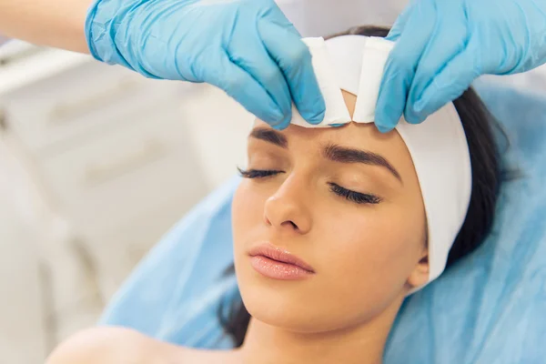 Mujer en el cosmético —  Fotos de Stock