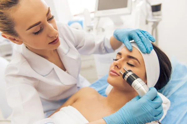 Vrouw bij de schoonheidsspecialist — Stockfoto