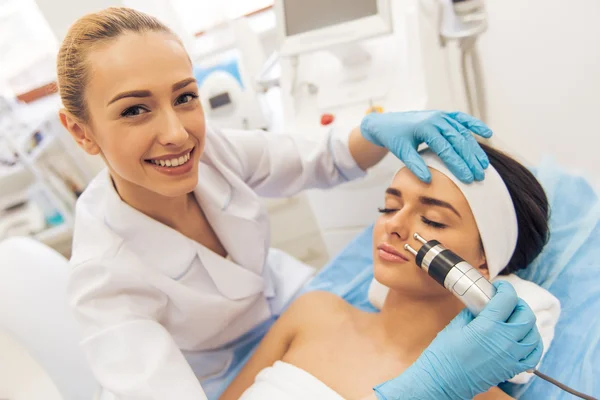 Mulher no cosmetician — Fotografia de Stock