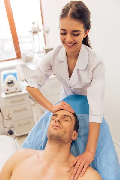 Man bij de schoonheidsspecialist — Stockfoto