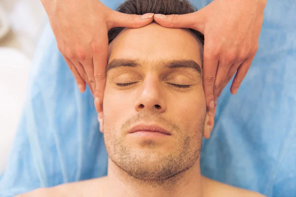 Man på cosmetician — Stockfoto