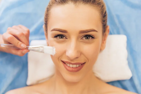 Mujer en el cosmético — Foto de Stock