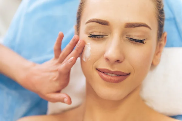 Mujer en el cosmético —  Fotos de Stock