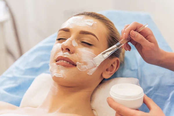 Mujer en el cosmético — Foto de Stock