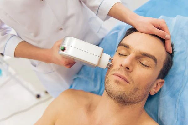Man at the cosmetician — Stock Photo, Image