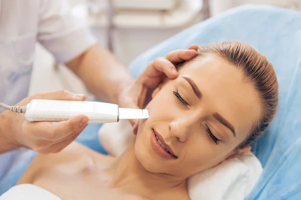 Woman at the cosmetician — Stock Photo, Image
