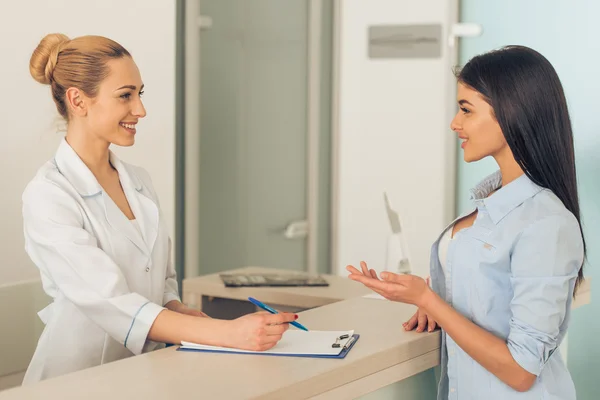 Woman at the doctor — Stock Photo, Image