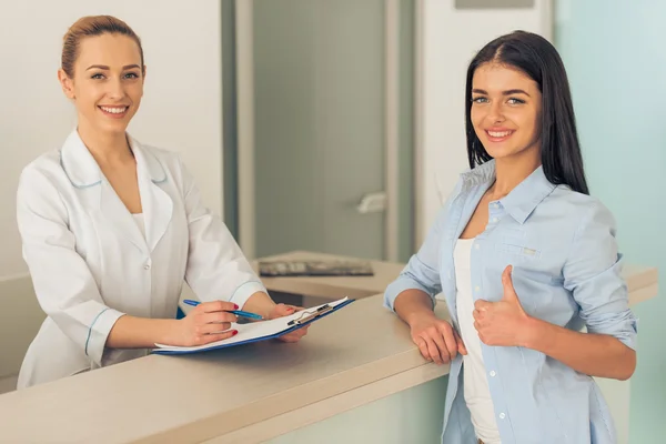 Femme chez le médecin — Photo