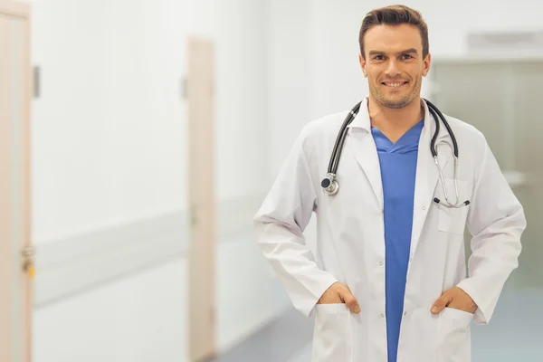 Guapo joven doctor — Foto de Stock