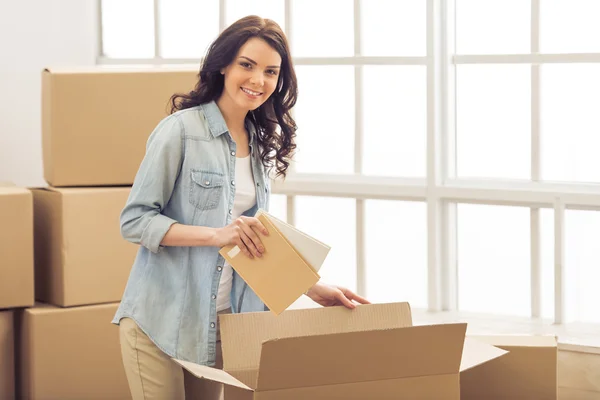 Junge Frau zieht um — Stockfoto