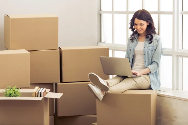 Young woman moving — Stock Photo, Image