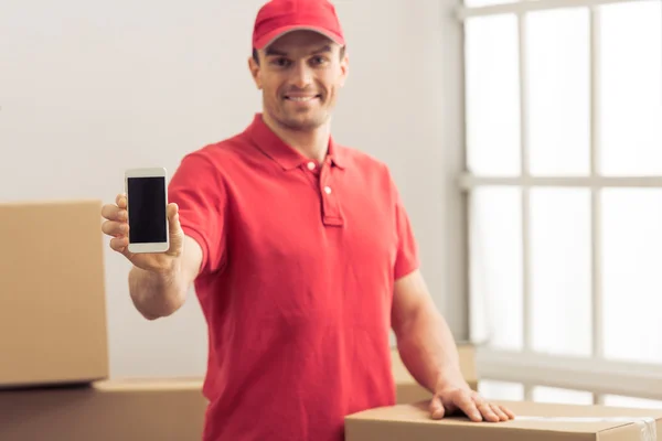 Trabajador guapo ayudando a moverse — Foto de Stock