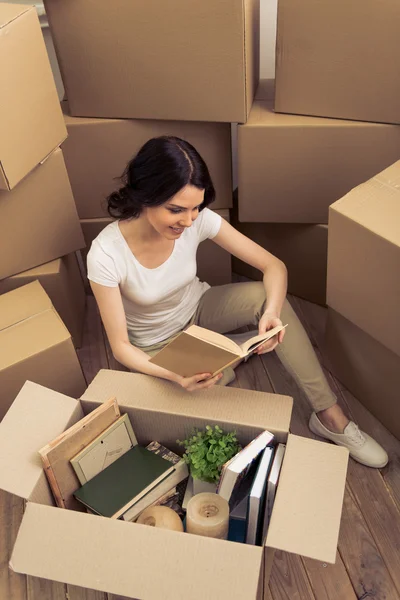 Junge Frau zieht um — Stockfoto