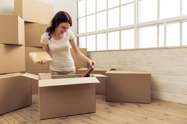 Jonge vrouw verplaatsen — Stockfoto